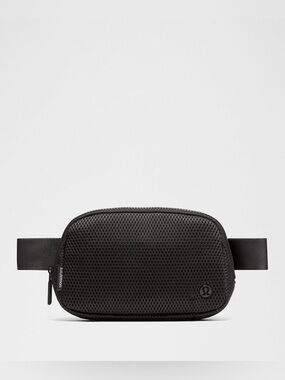 lululemon NWT Black Mesh Everywhere 1L Belt Bag